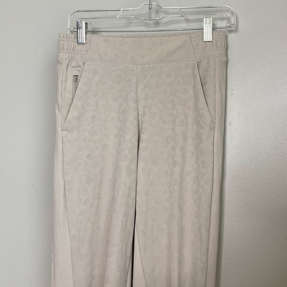 Athleta Brooklyn Textured Animal Print Jogger Pants in Leopard Abalone Gray - Picture 4 of 9